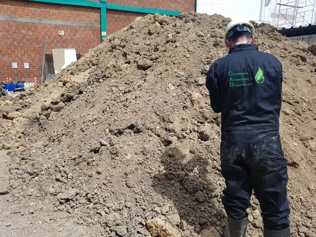 Consultor de CAO durante el volteo de suelo en una remediación en sitio