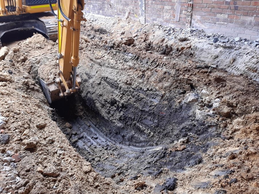 Excavación de suelo contaminado con hidrocarburos en Bogotá