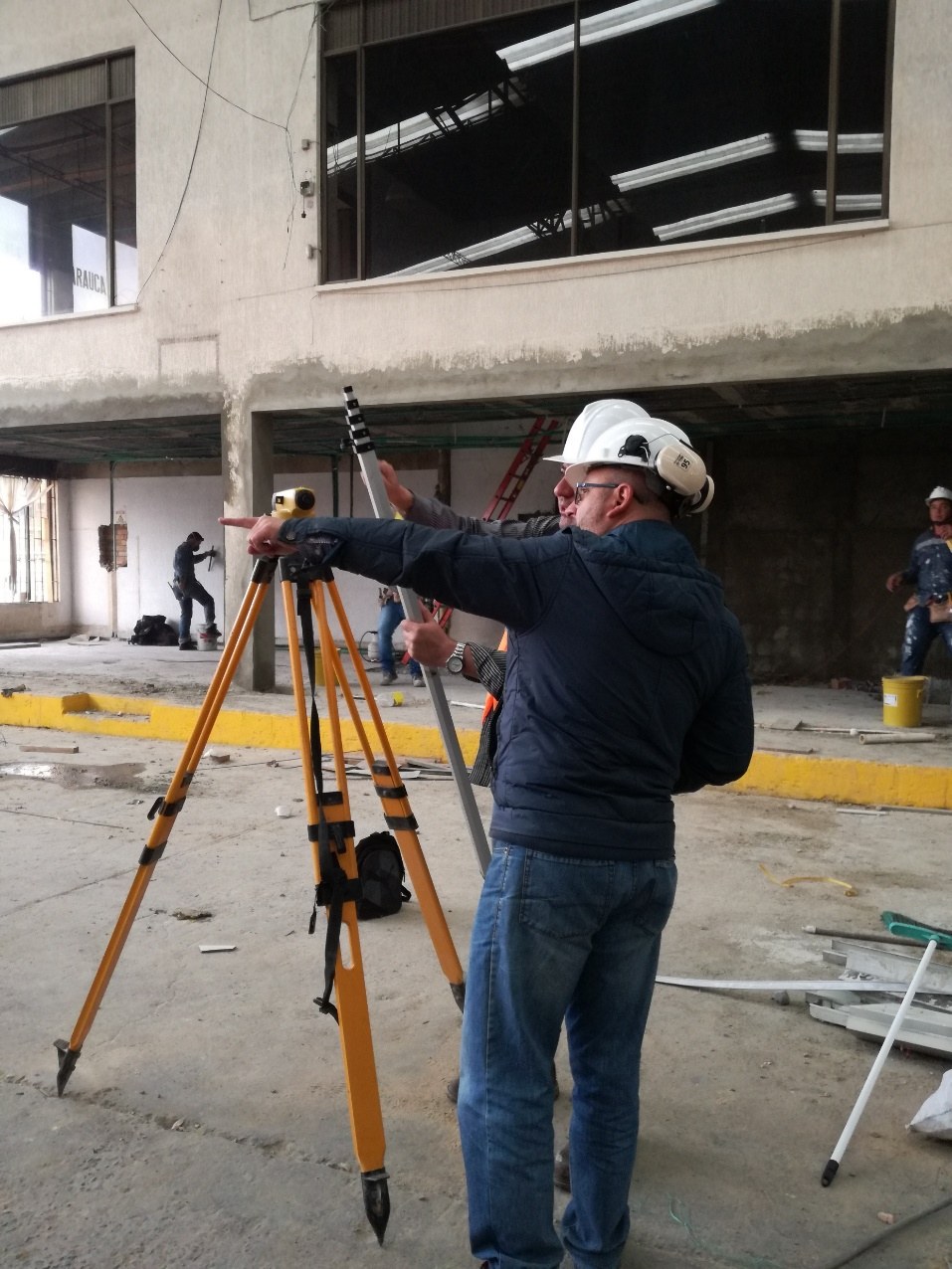 Consultor de CAO levantando la malla de sondeos de un predio con equipo topográfico