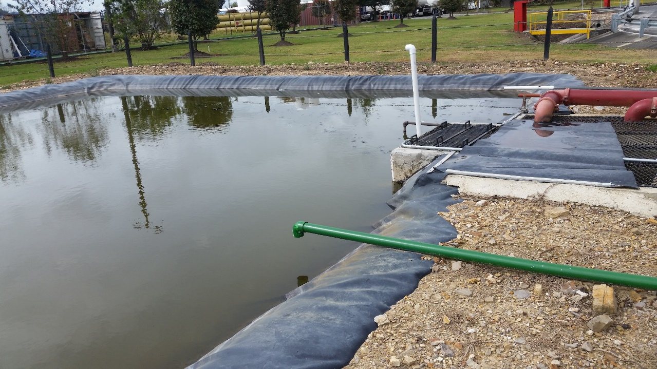 Laguna de agua dentro de una planta industrial evaluada por CAO Consultores
